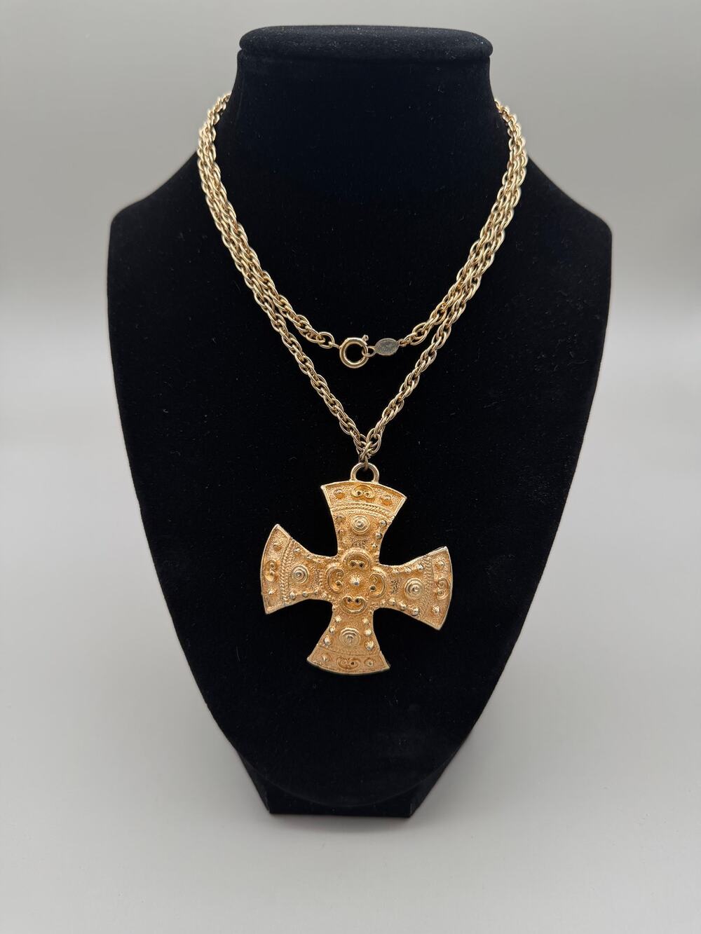 Vintage Accessocraft NYC Etruscan/Byzantine Gold Tone Cross Pendant Necklace